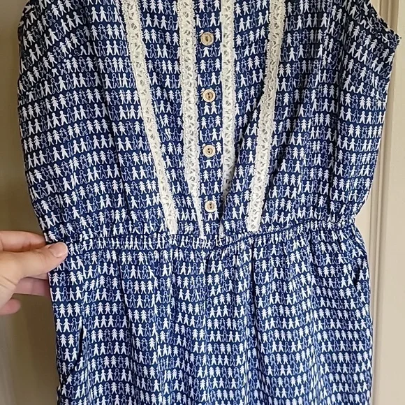 Peppermint medium 100% polyester dress with lace design down the chest - Picture 3 of 6